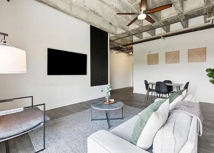 Industrial Downtown Apartment - 2Bd 2Ba