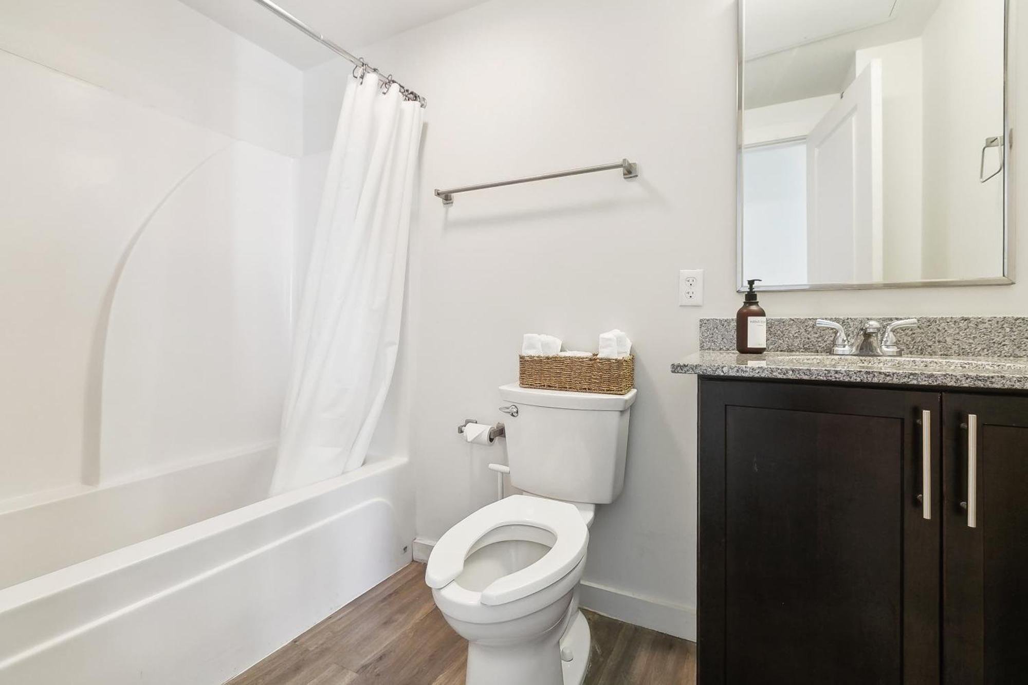 Industrial Downtown - 2bd 2ba *