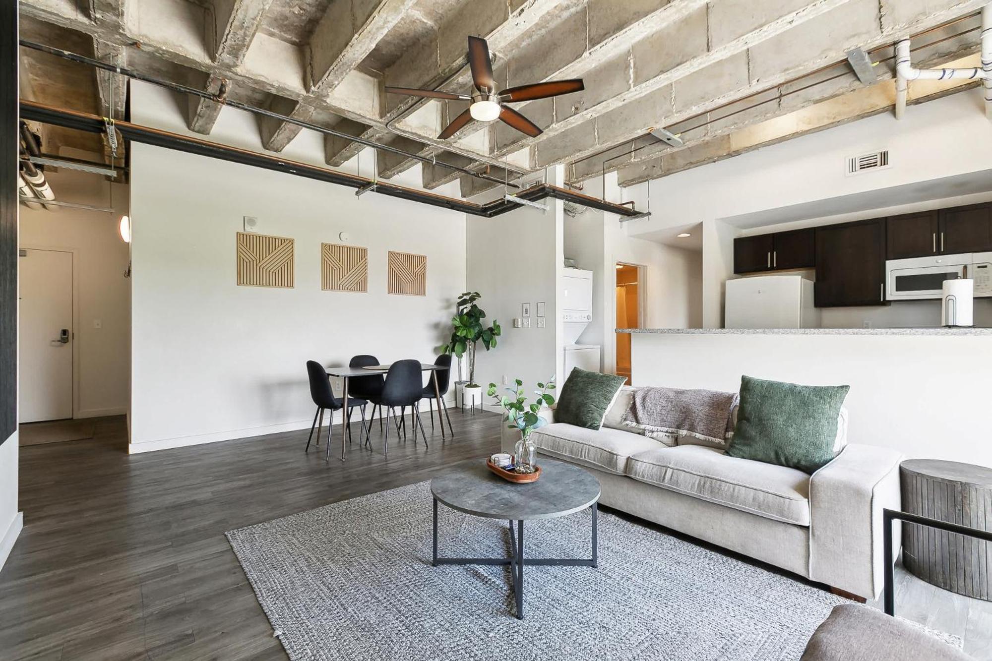 Industrial Downtown - 2bd 2ba Apartment *